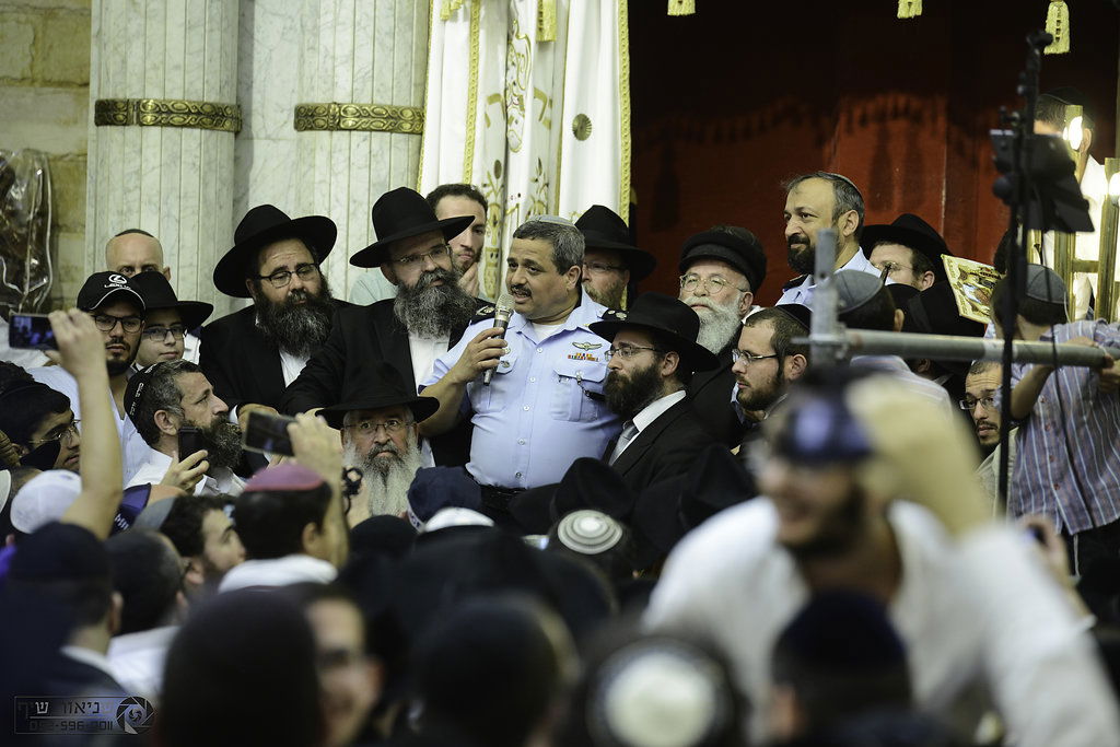 הקפות שניות המסורתיות בכפר חב"ד • צפו