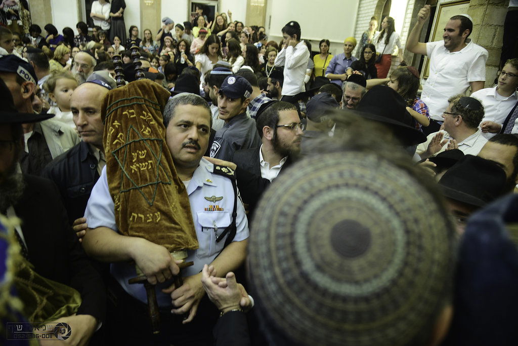הקפות שניות המסורתיות בכפר חב"ד • צפו