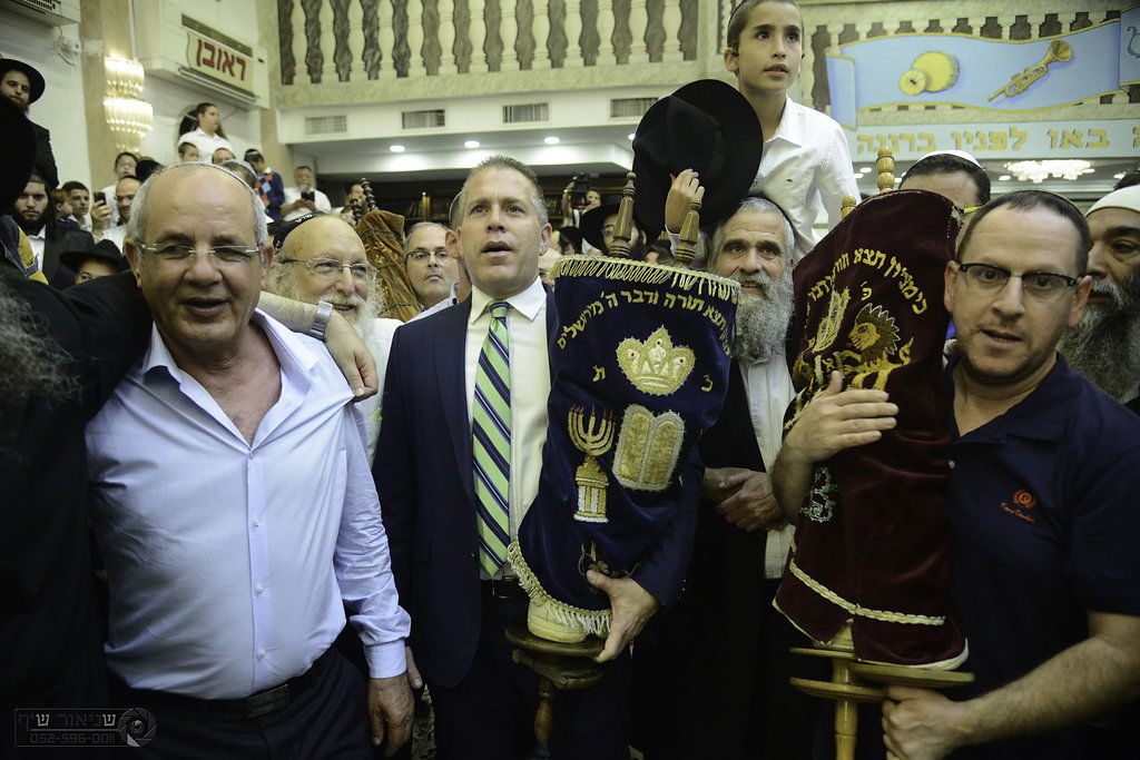 הקפות שניות המסורתיות בכפר חב"ד • צפו