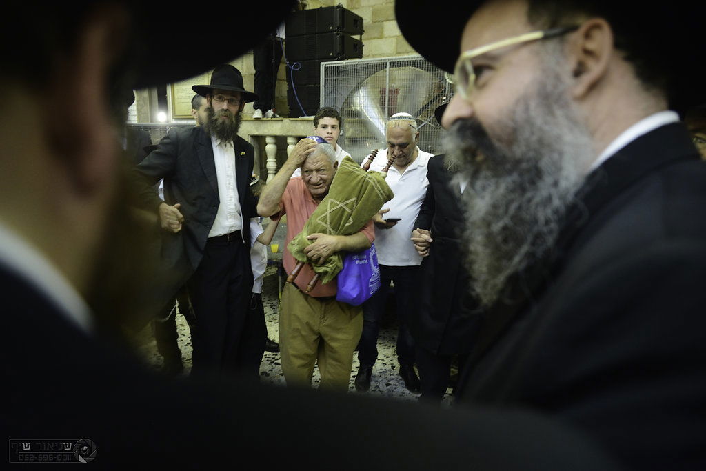 הקפות שניות המסורתיות בכפר חב"ד • צפו