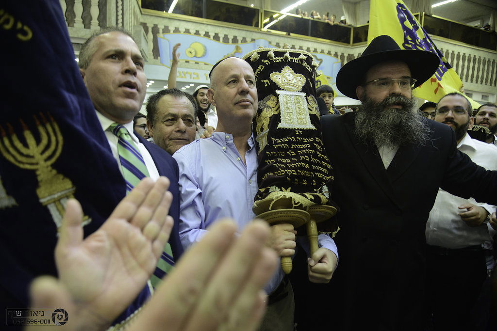 הקפות שניות המסורתיות בכפר חב"ד • צפו