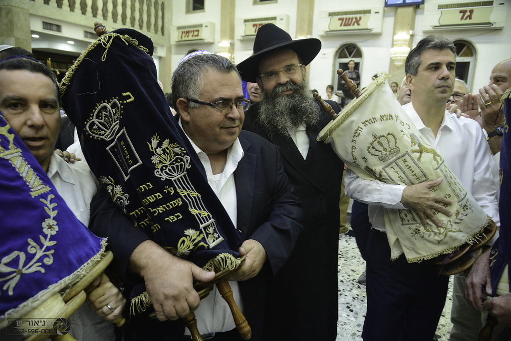 הקפות שניות המסורתיות בכפר חב"ד • צפו