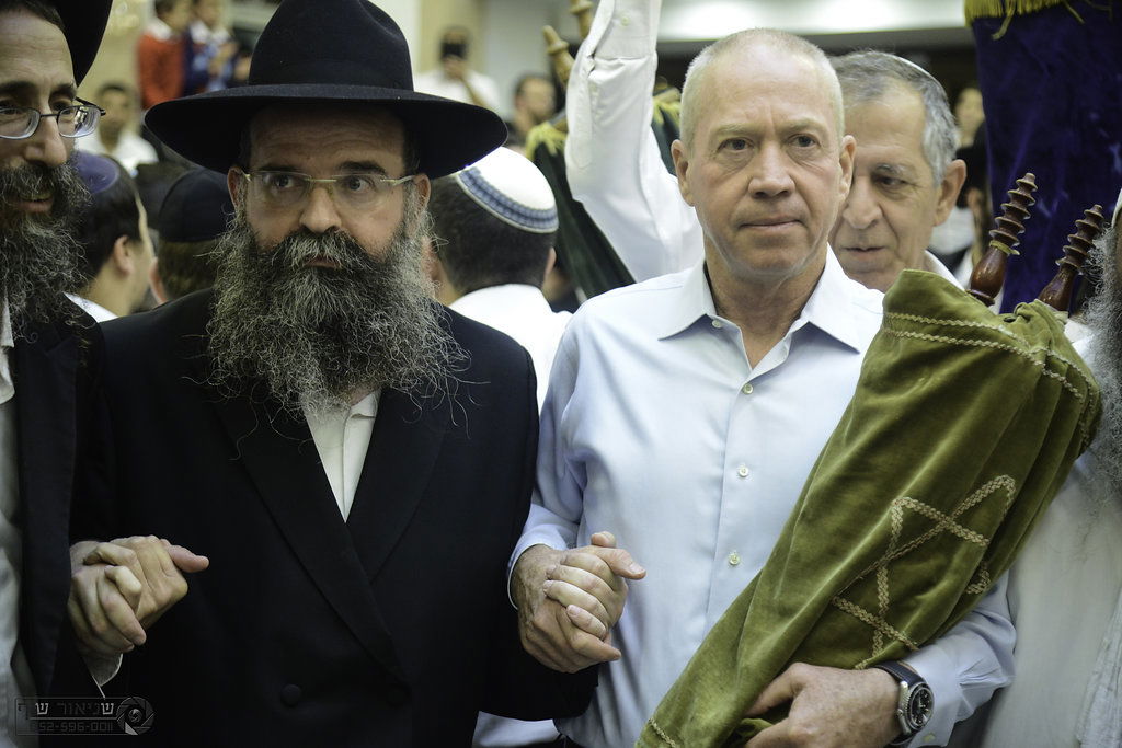 הקפות שניות המסורתיות בכפר חב"ד • צפו