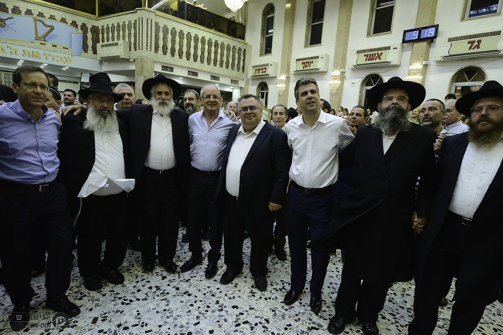 הקפות שניות המסורתיות בכפר חב"ד • צפו