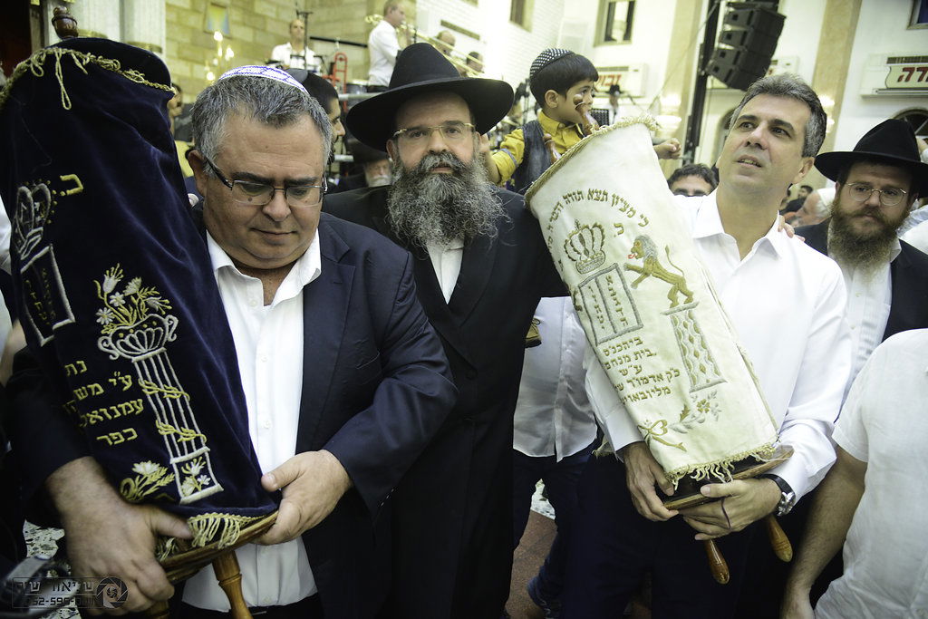 הקפות שניות המסורתיות בכפר חב"ד • צפו