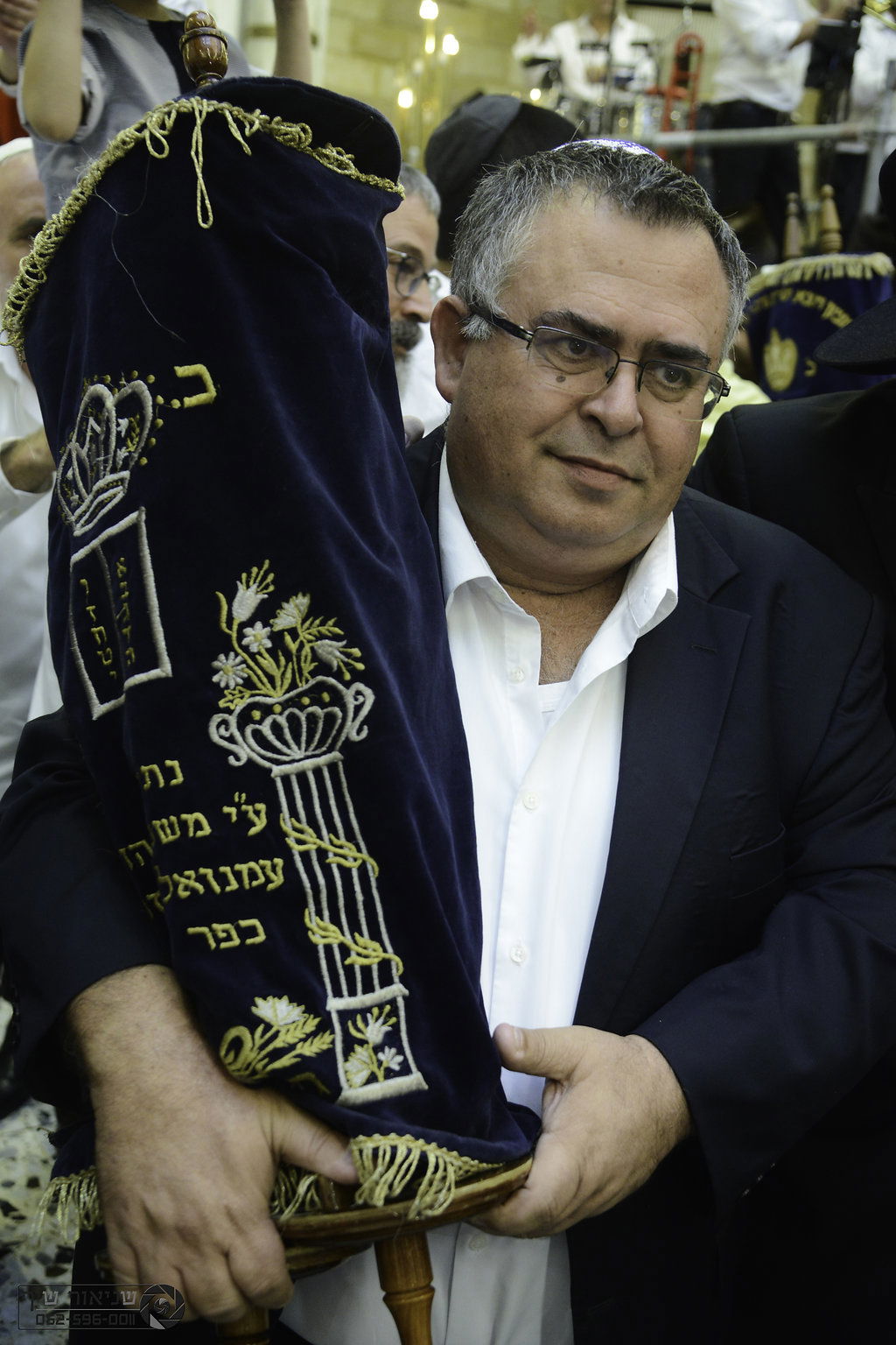 הקפות שניות המסורתיות בכפר חב"ד • צפו