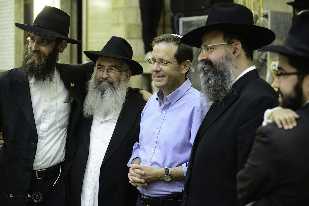 הקפות שניות המסורתיות בכפר חב"ד • צפו