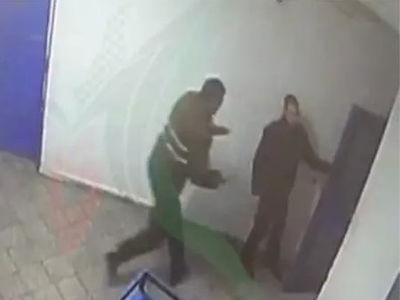 הדקירה האכזרית