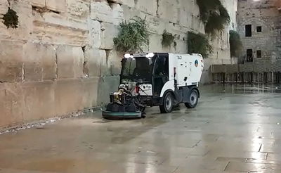 כך הכותל המערבי נשטף באמצע הלילה • צפו