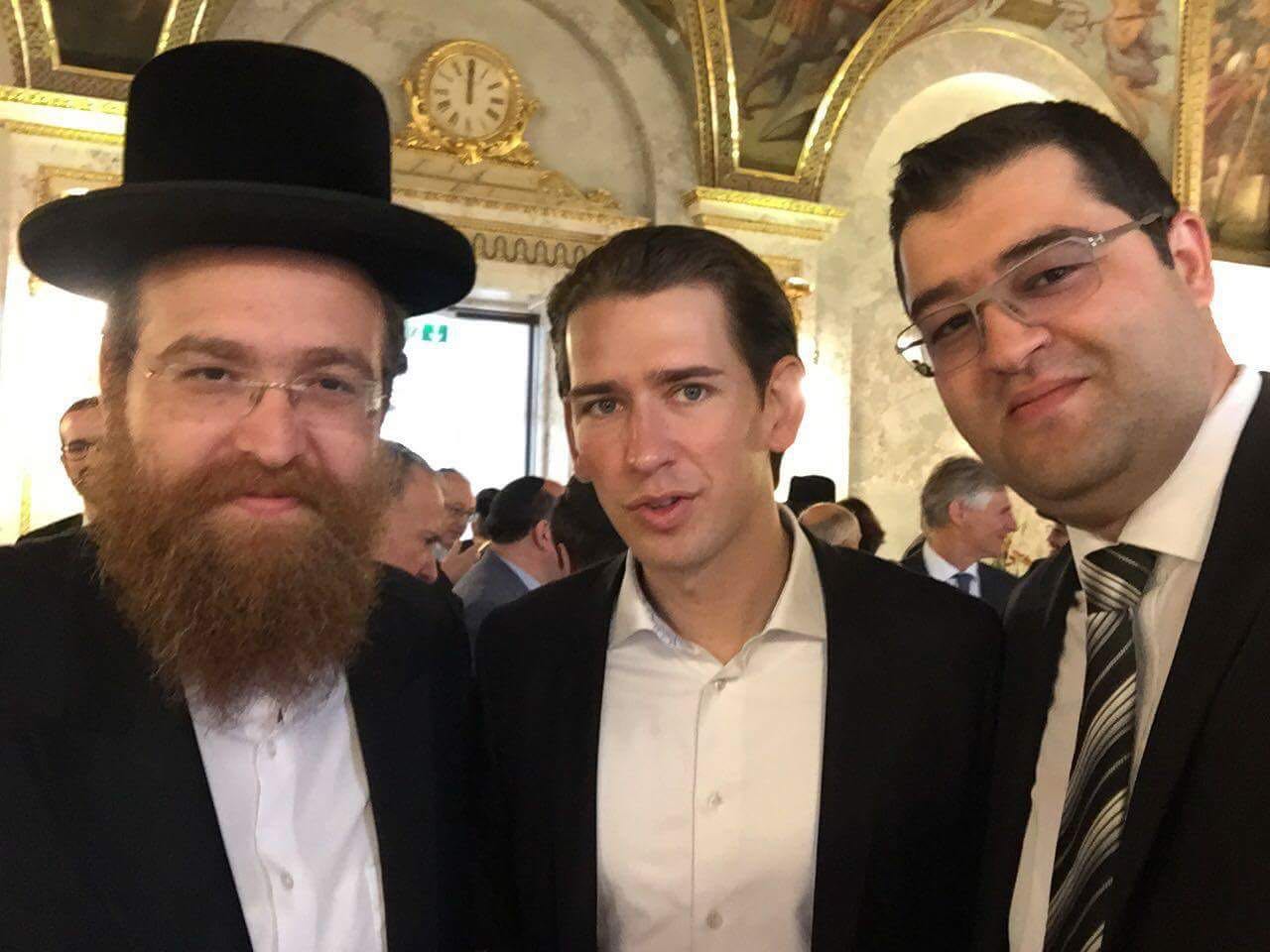 פרנקל משמאל, קורץ במרכז