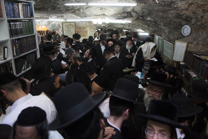 מתפללים ביום ההילולה בקבר שמעון הצדיק