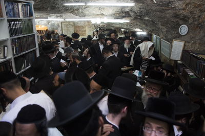 מתפללים ביום ההילולה בקבר שמעון הצדיק