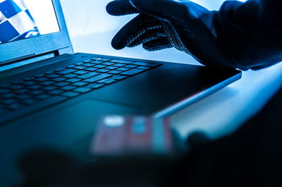 העתיקו כרטיסי אשראי בסיוע מצלמות בכספומטים ונעצרו