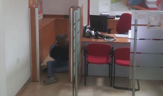 פרץ לסניף בנק ונתפס 'על חם' - בפנים