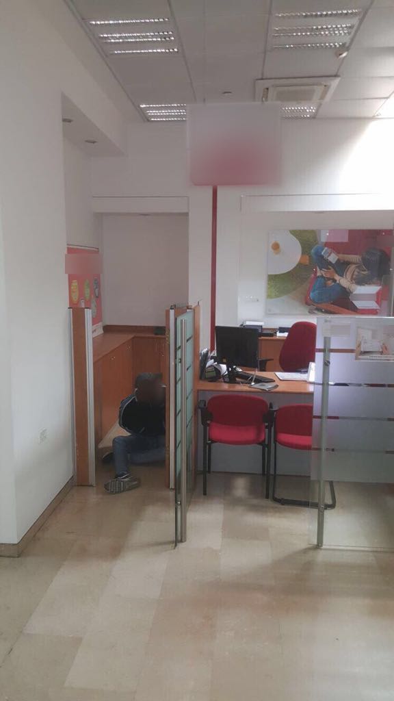 פרץ לסניף בנק ונתפס 'על חם' - בפנים