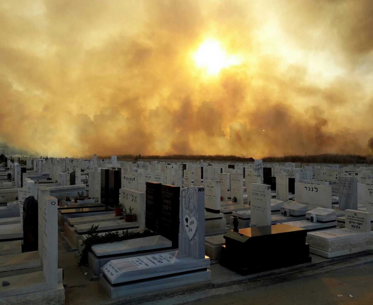 להבות האש מעל בית העלמין