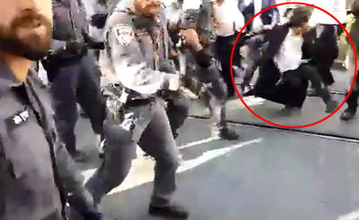 וואו: שוטר יס"מ "מטיס" בחור מהכביש • צפו