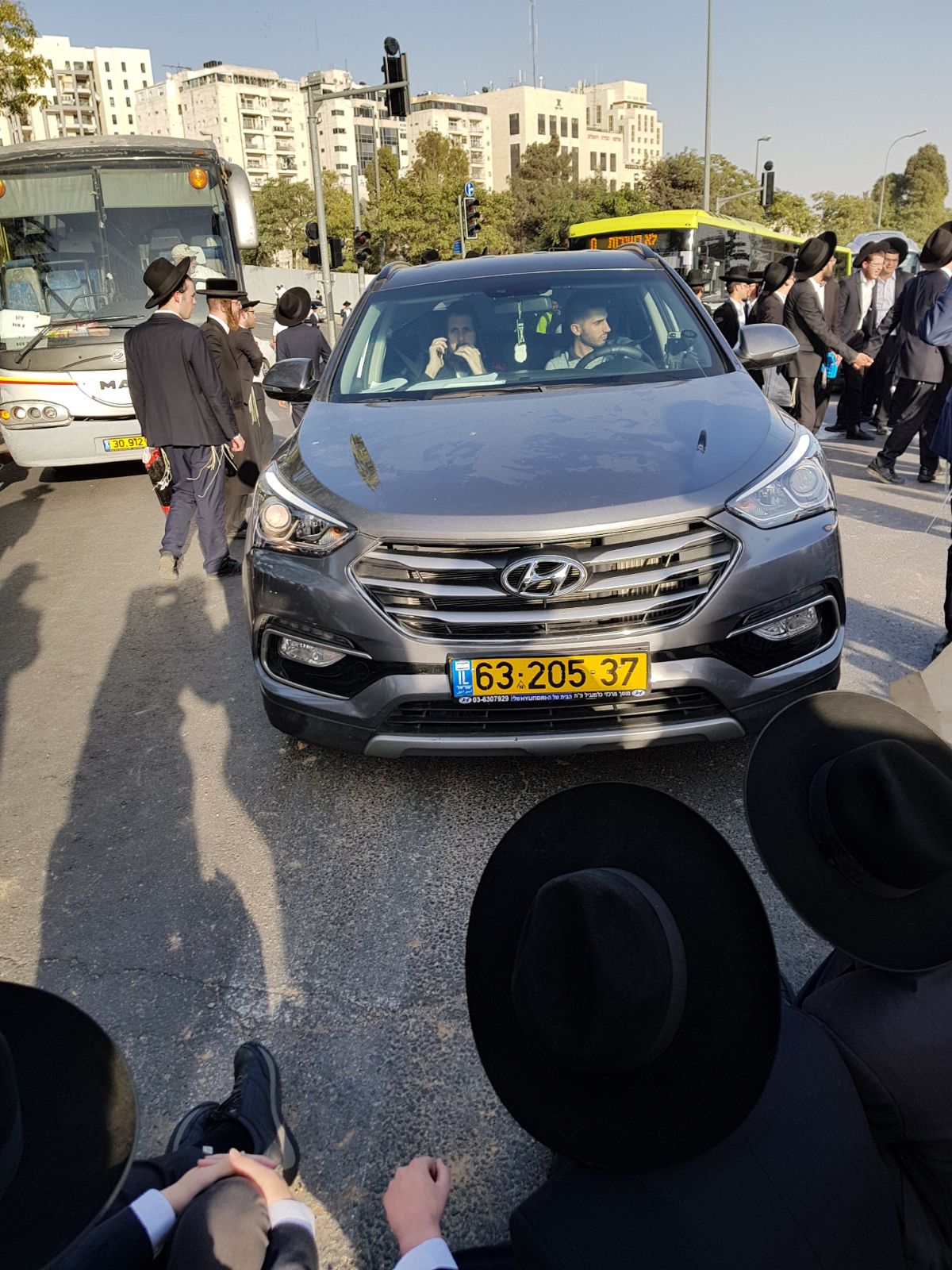 מנכ"ל המבשר הותקף בהפגנת ה'פלג' • צפו