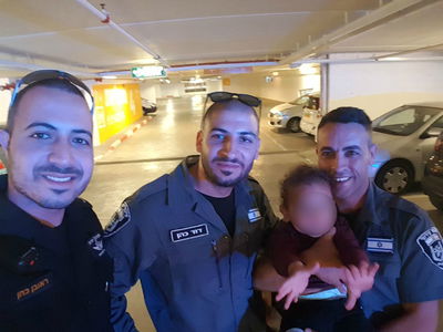 השוטרים והפעוט