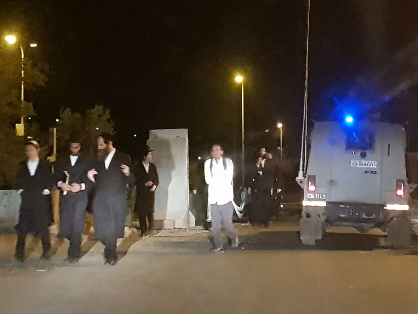 בקבוק תבערה נזרק לכיוון המתפללים בכפר הפלסטיני