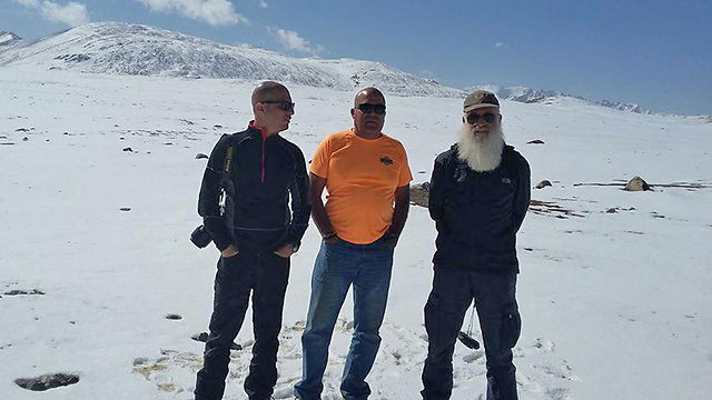 נחום באמצע עם חיליק מגנוס