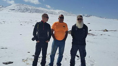 נחום באמצע עם חיליק מגנוס