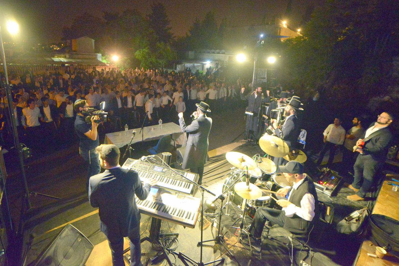 סיום בין הזמנים: אלפים בערב חיזוק מרשים