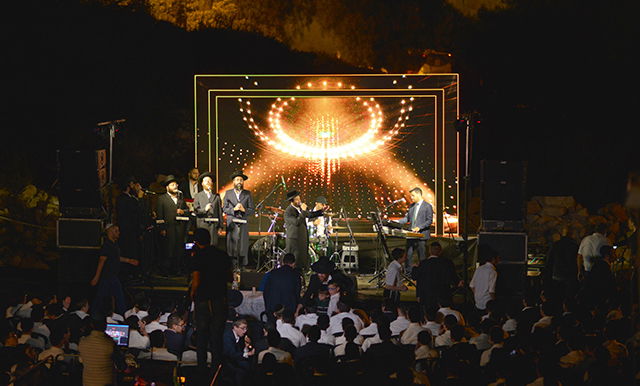 סיום בין הזמנים: אלפים בערב חיזוק מרשים