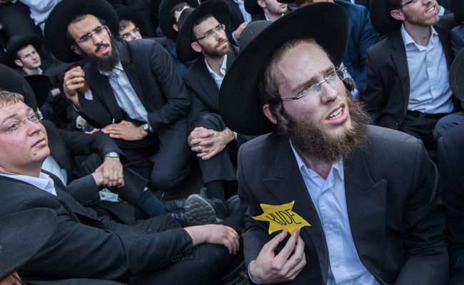 טלאי צהוב ו'בואש' משטרתי: 42 תמונות מהפגנת 'הפלג' בירושלים