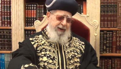 מרן הגר"ע יוסף: "אשה שהולכת עם פאה נוכרית - חייב בעלה לגרש אותה"