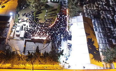 מימין: האוהל שהוקם