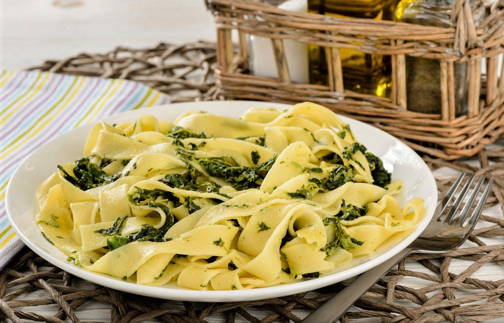 פסטה פפרדלה ברוטב שמנת עם תרד ואפונה