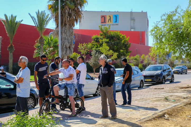 העובדים המפוטרים ליד שערי המפעל