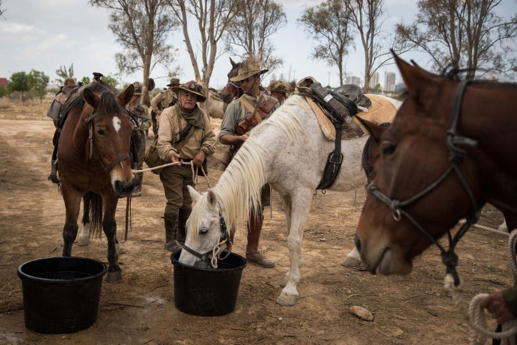 100 שנים לשיירת הסוסים האוסטרלית • צפו