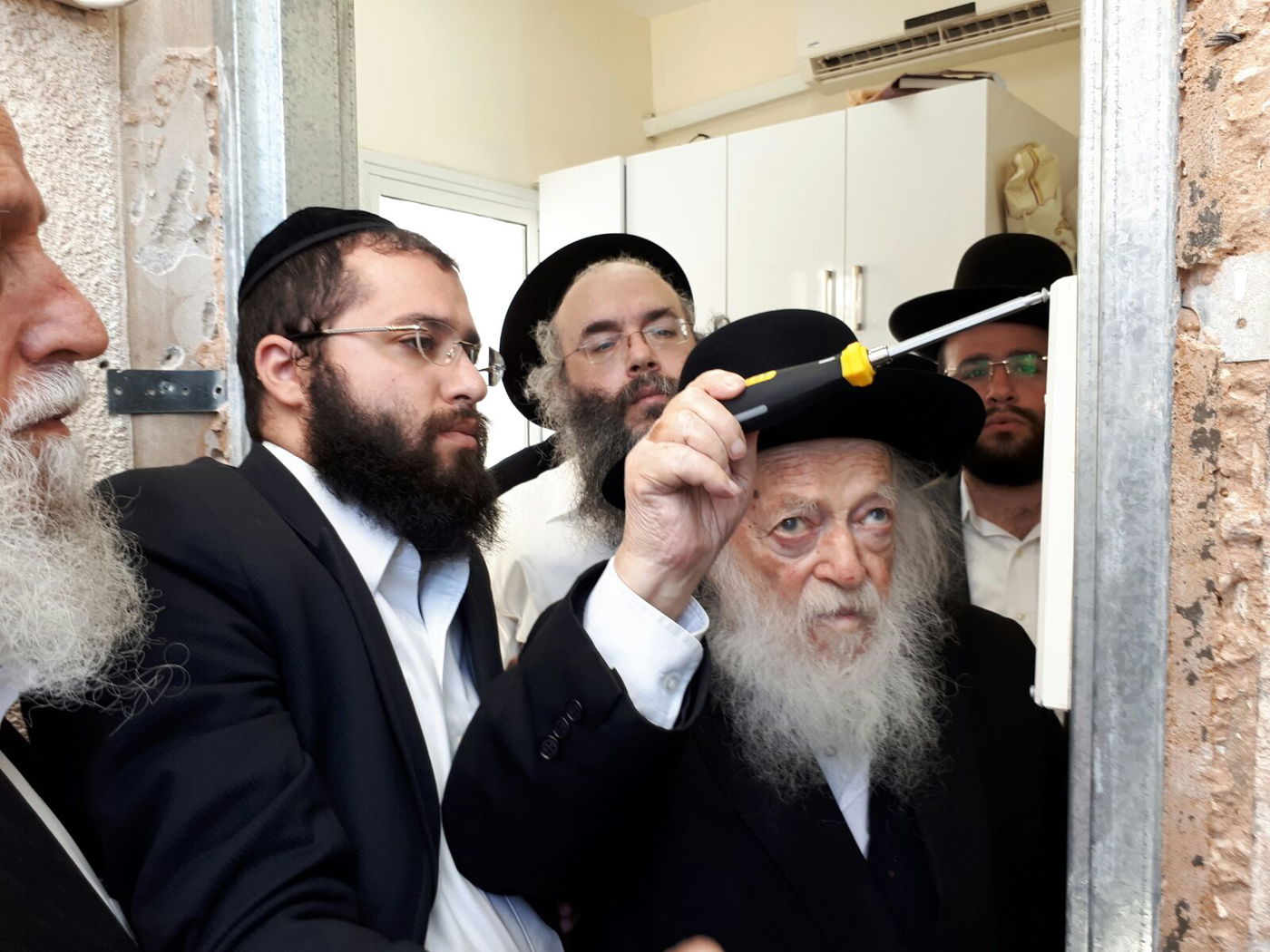 שר התורה בקביעת מזוזה