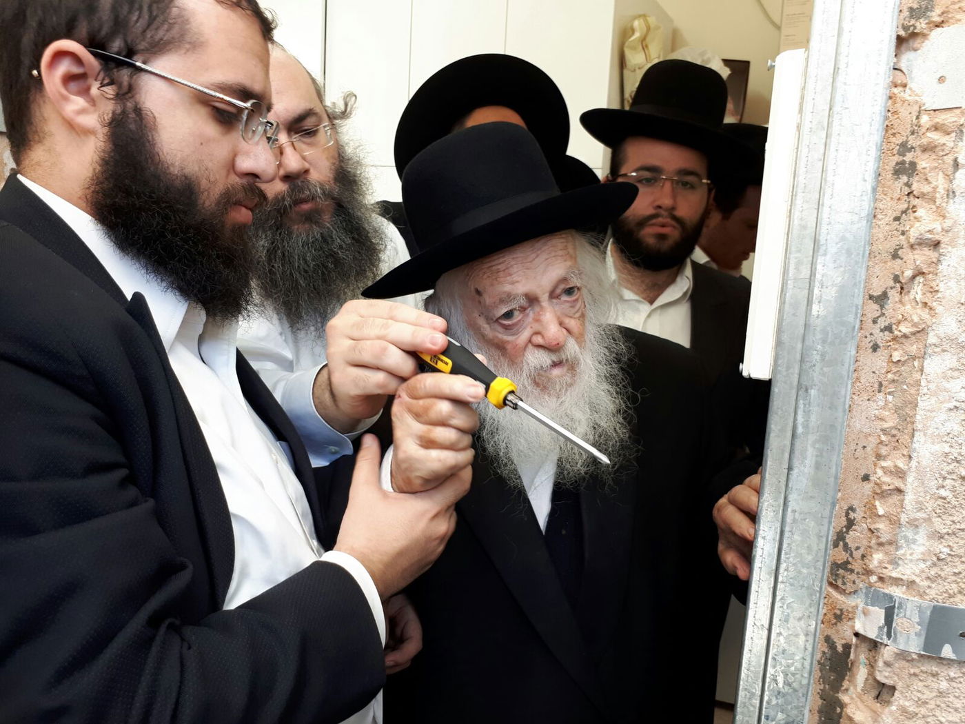 דלת חדשה הותקנה במעונו של מרן שר התורה • תיעוד