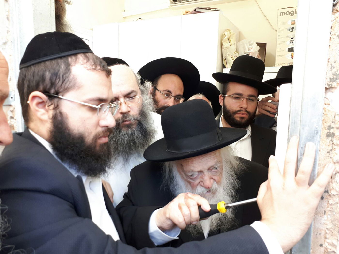 דלת חדשה הותקנה במעונו של מרן שר התורה • תיעוד
