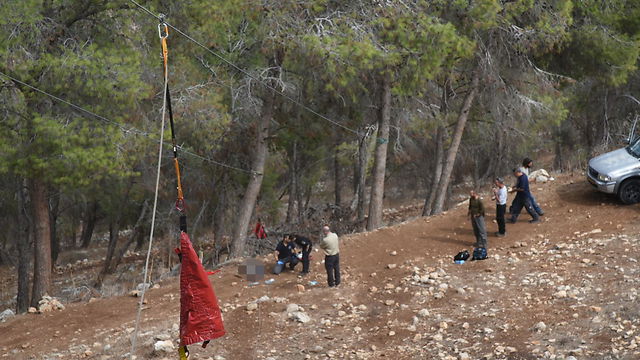 בן 43 גלש באומגה, נחבט בסלע - ונהרג