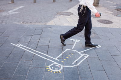 הישיבה והתוקף ישלמו. אילוסטרציה