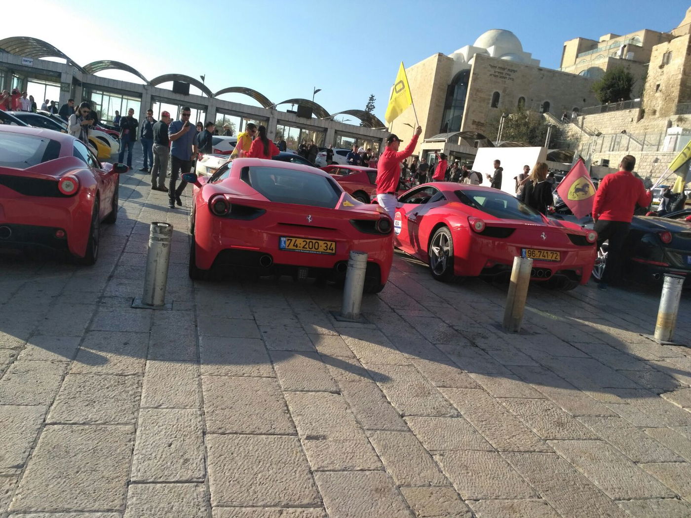 המתפללים הופתעו: רכבי 'פרארי' בחניית הכותל המערבי