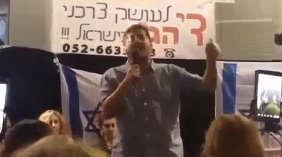 העיתונאי החרדי אלי ביתאן למפגינים בפתח תקווה: "אתם מפחידים אותם" • צפו