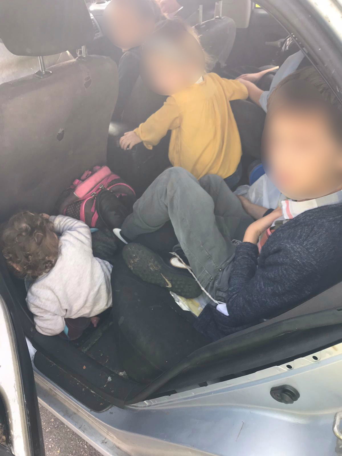 נהגה ללא רישיון כשחמשת ילדיה לא חגורים