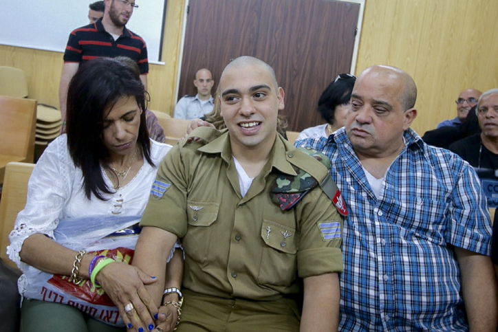 אזריה בבית המשפט עם הוריו