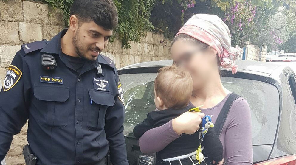 האם, התינוק והשוטרים