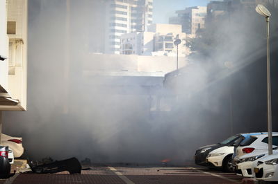 רגעי הפאניקה. רכבי העבריינים עולים באש