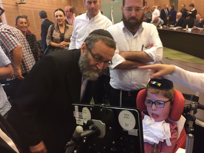 הילד החולה שריגש את גפני וועדת הכספים • צפו