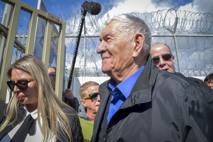 צבי בר בכניסתו לכלא