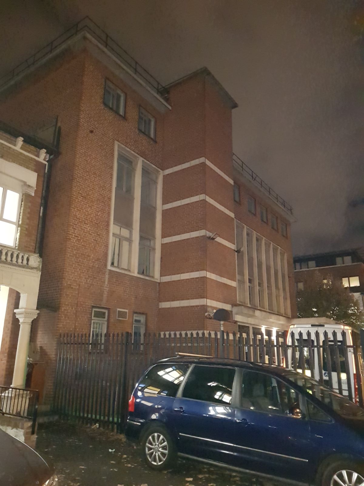 ויז'ניץ רכשה בניין ב-7.4 מיליון שטרלינג