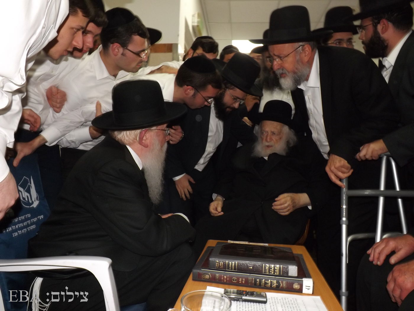 גדולי הדור בניחום וחיזוק הגאון רבי יגאל רוזן • צפו