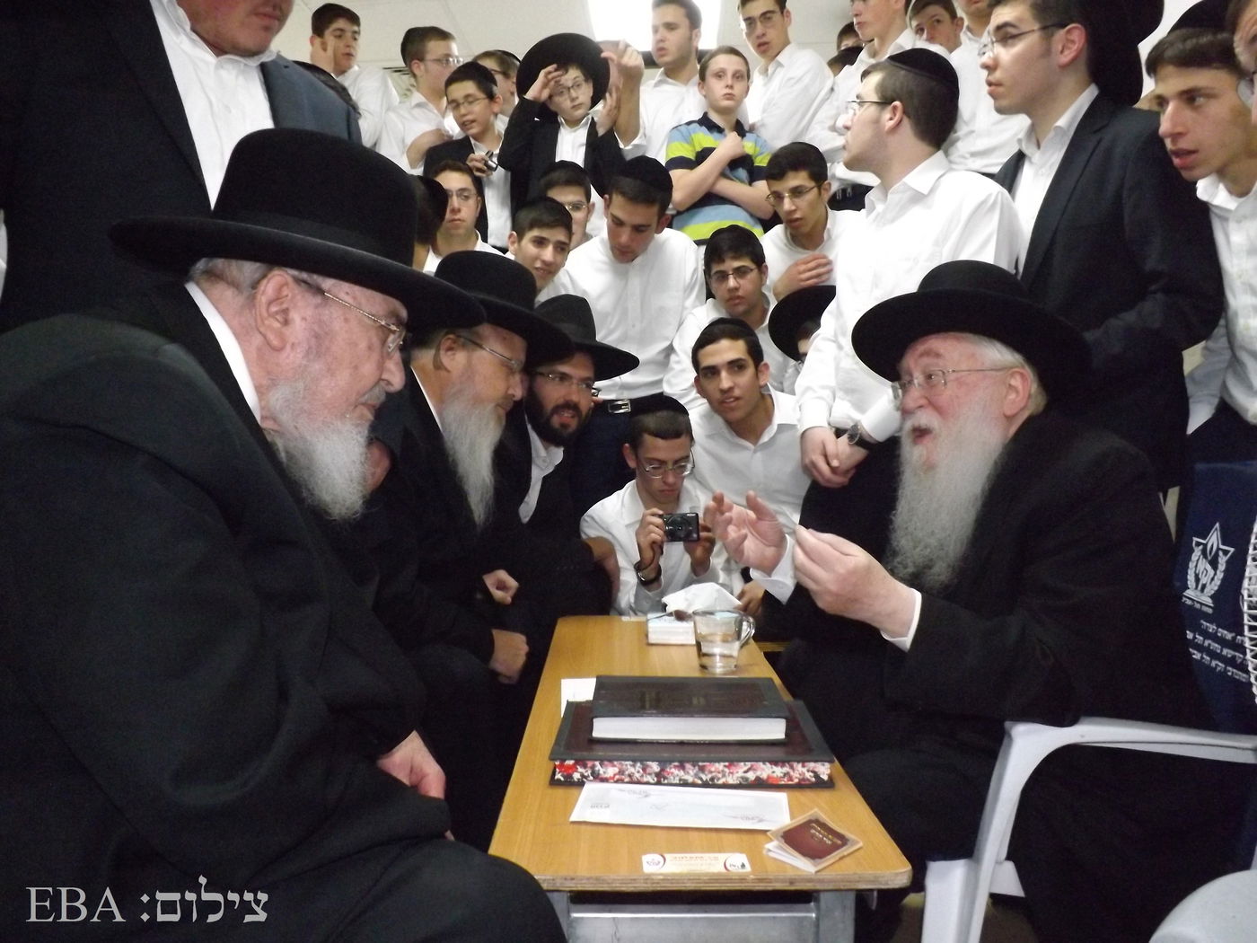 גדולי הדור בניחום וחיזוק הגאון רבי יגאל רוזן • צפו